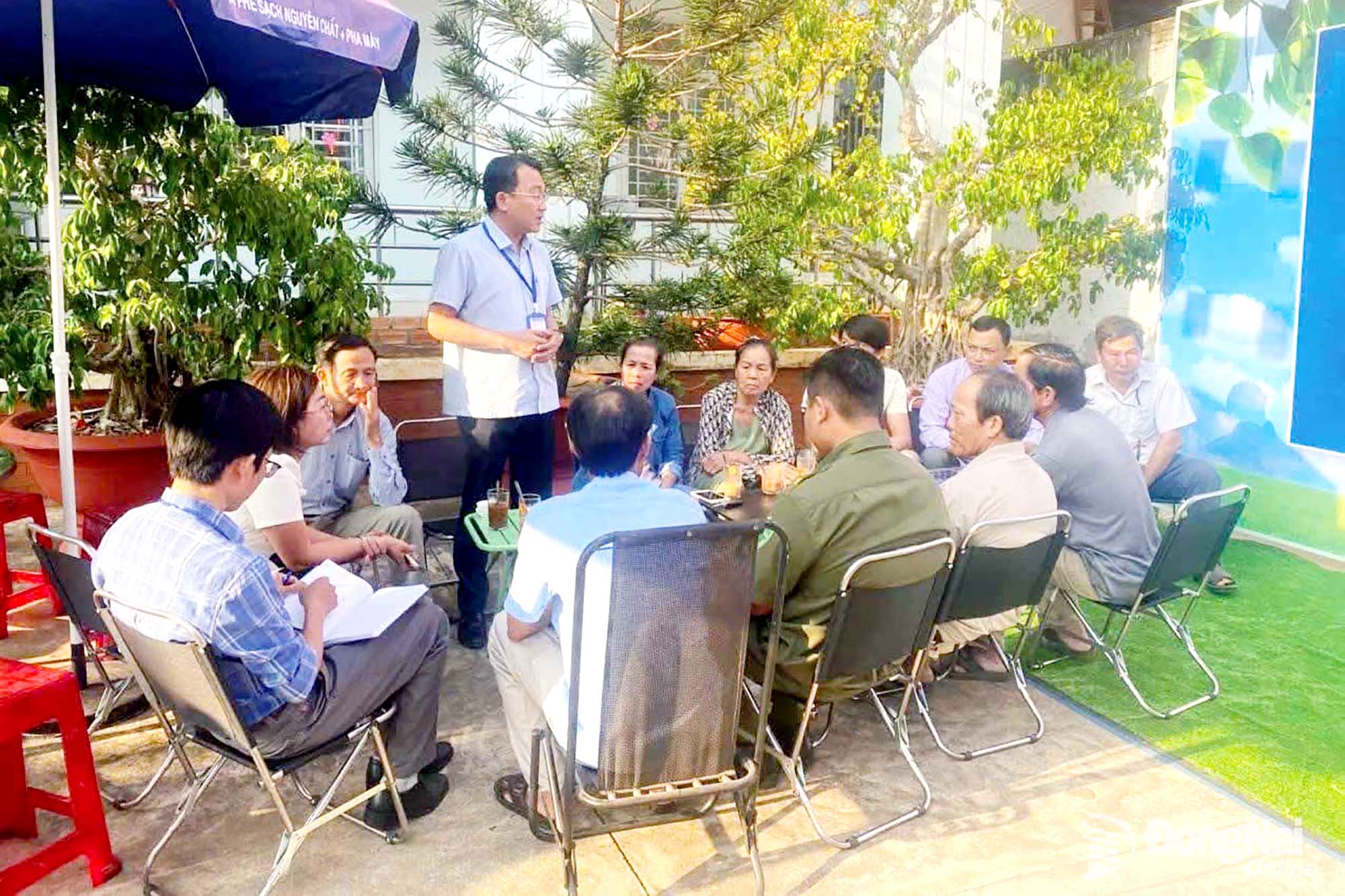 Ông Phan Tấn Tài, Phó Bí thư Đảng ủy xã, Chủ tịch UBND xã Sông Ray trao đổi giải đáp các ý kiến của người dân tại buổi cà phê sáng. Ảnh: ĐVCC