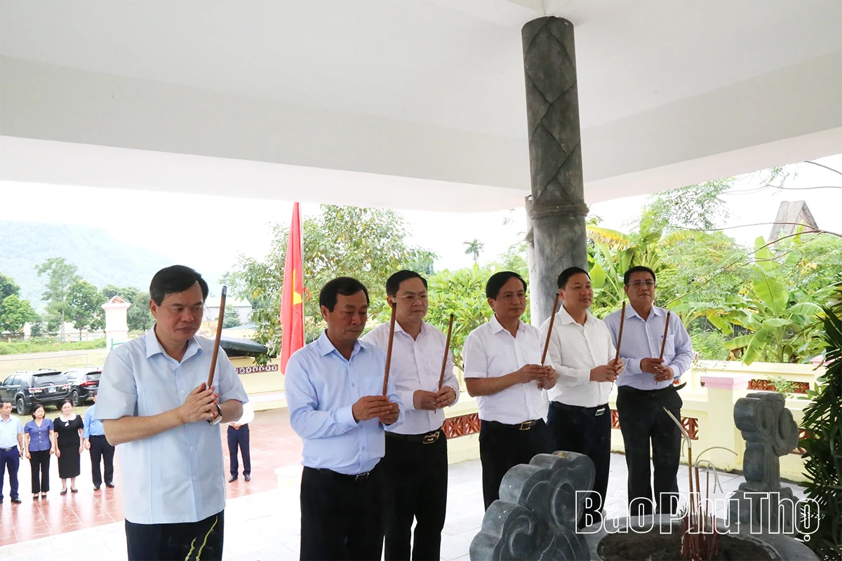 Chủ tịch HĐND tỉnh Bùi Văn Quang thăm di tích lịch sử cách mạng Tú Lý - Hiền Lương và tặng quà cán bộ tiền khởi nghĩa