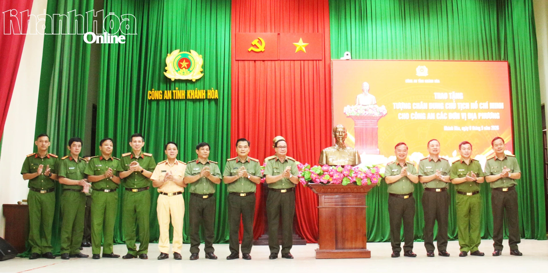 Ban Giám đốc Công an tỉnh trao tượng chân dung Chủ tịch Hồ Chí Minh cho Công an các đơn vị, địa phương.