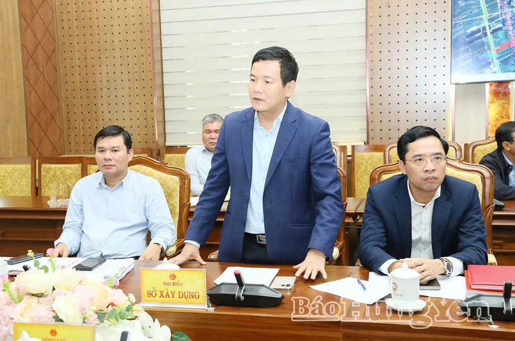 Đại diện lãnh đạo Sở Xây dựng phát biểu tại cuộc họp.