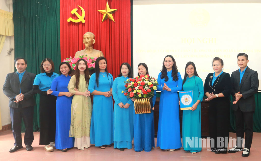 Lãnh đạo LĐLĐ tỉnh trao quyết định và tặng hoa chúc mừng Ban chấp hành Công đoàn xã Hải Hậu.