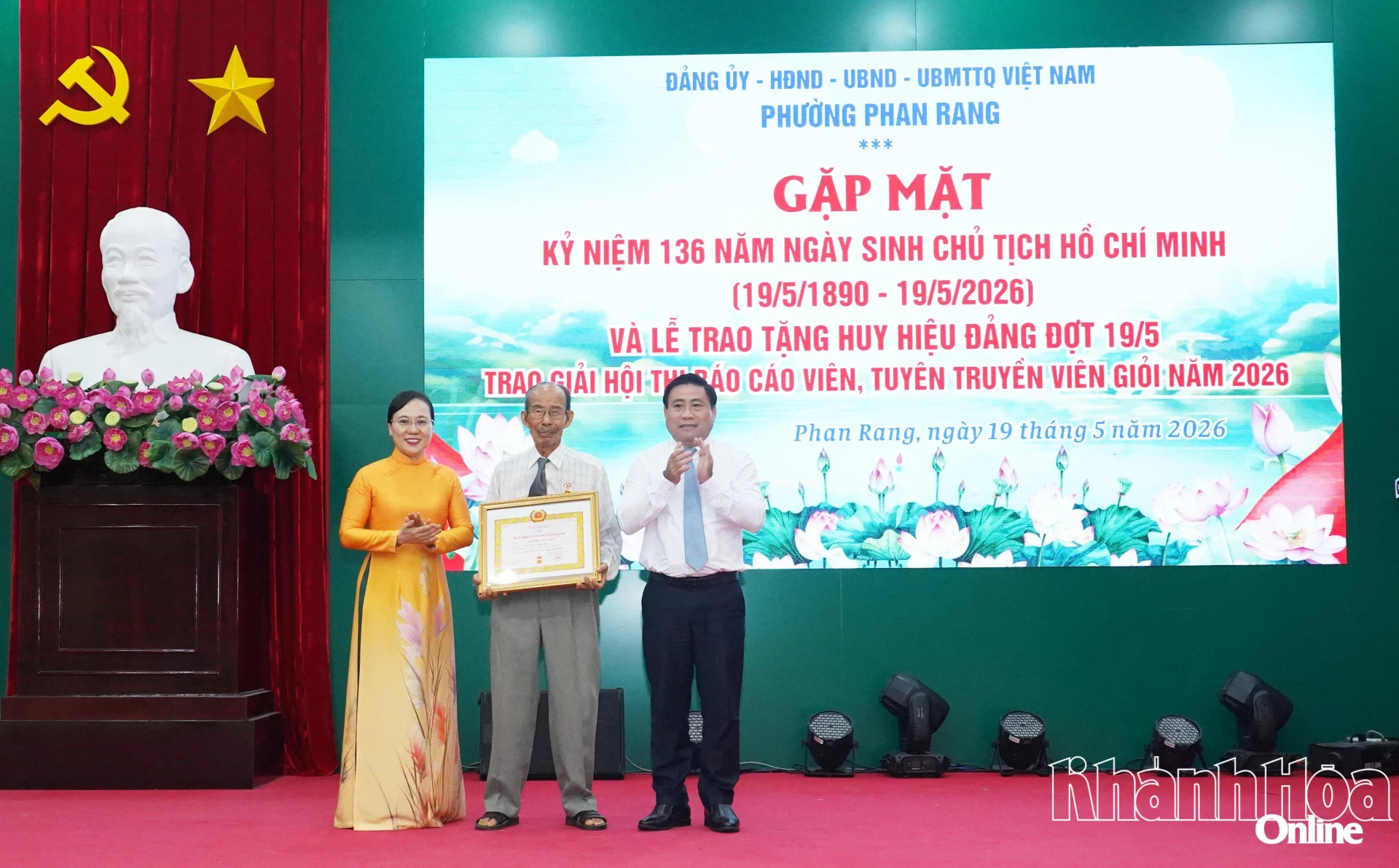 Đồng chí Lâm Đông - Phó Bí thư Tỉnh uỷ chúc mừng Đảng viên đạt Huy hiệu 65 năm tuổi đảng.