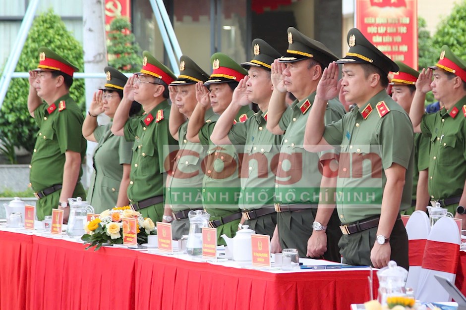 Các đồng chí đại biểu thực hiện nghi thức chào cờ