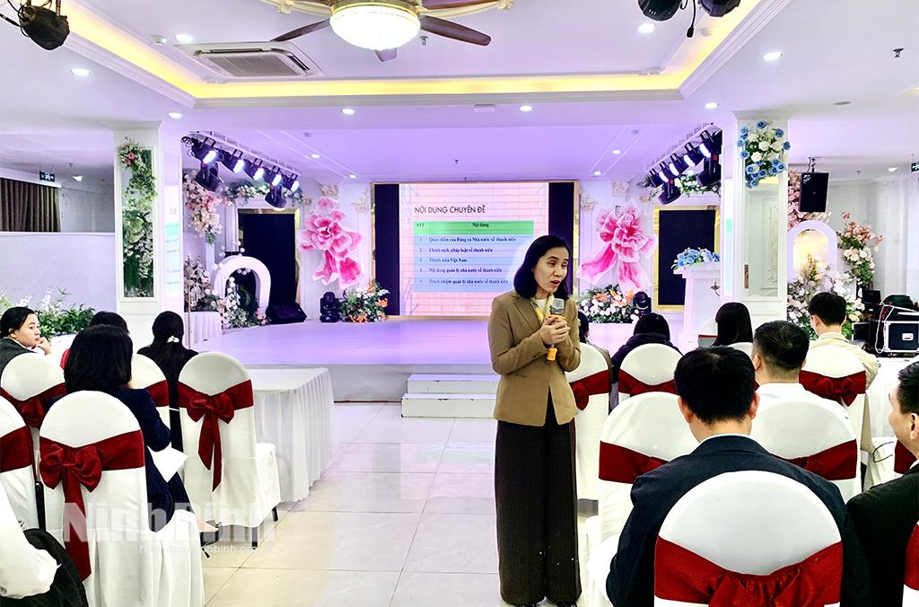 Đại diện lãnh đạo Vụ Công tác thanh niên và Bình đẳng giới truyền đạt các nội dung chuyên đề tại hội nghị tập huấn.