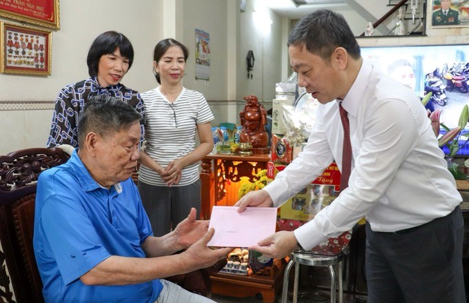 Đồng chí Dương Anh Đức tặng quà của TPHCM đến ông Trần Văn Phú