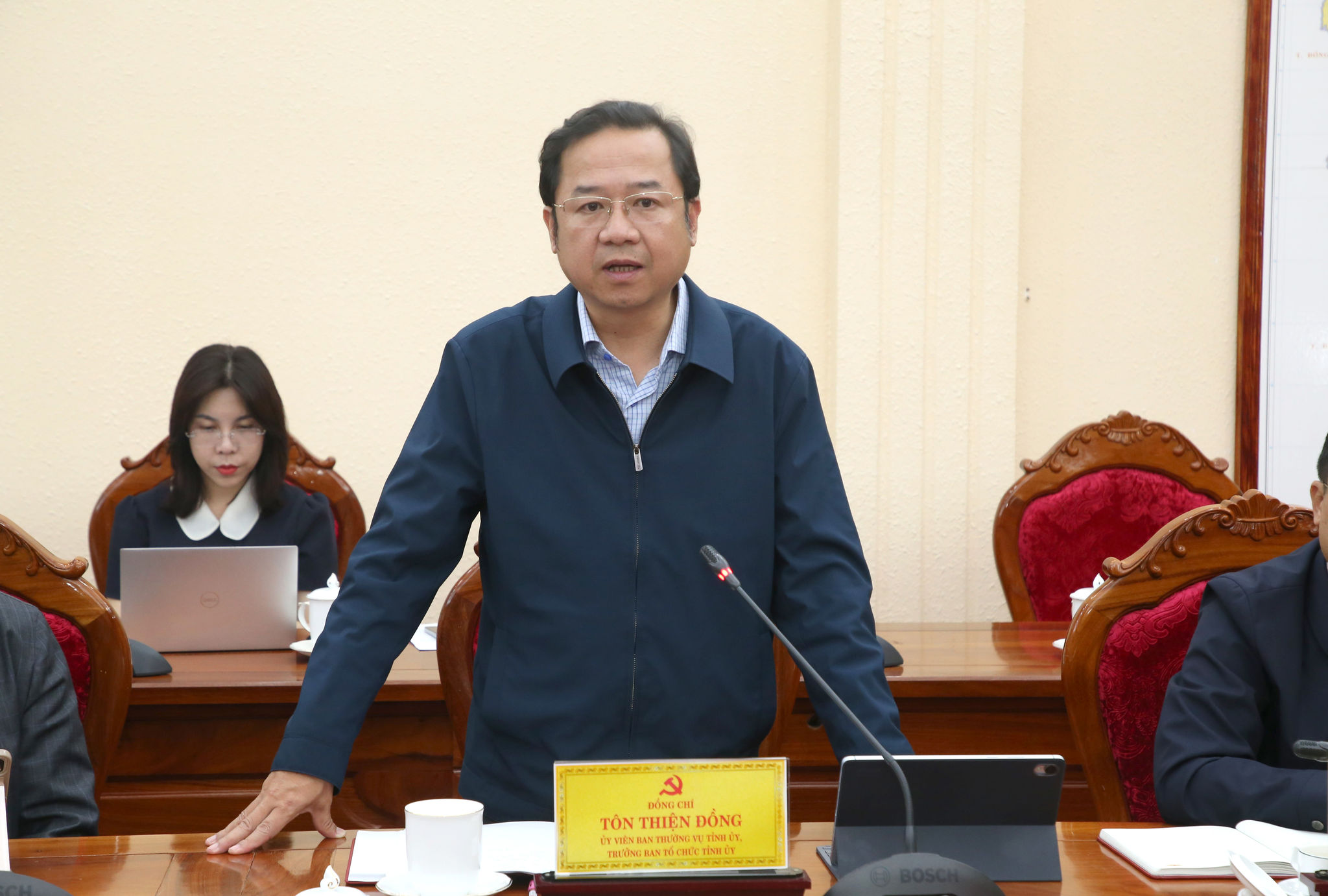 Đồng chí Tôn Thiện Đồng, Ủy viên Ban Thường vụ Tỉnh ủy, Trưởng Ban Tổ chức Tỉnh ủy báo cáo tại hội nghị