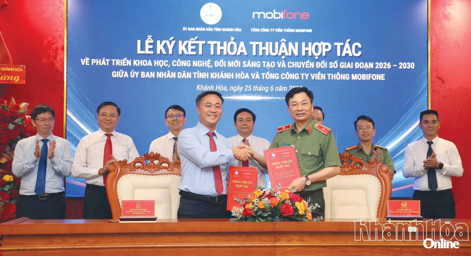 Chủ tịch UBND tỉnh Nguyễn Việt Hùng và Thiếu tướng Trương Sơn Lâm thực hiện nghi thức ký kết hợp tác.