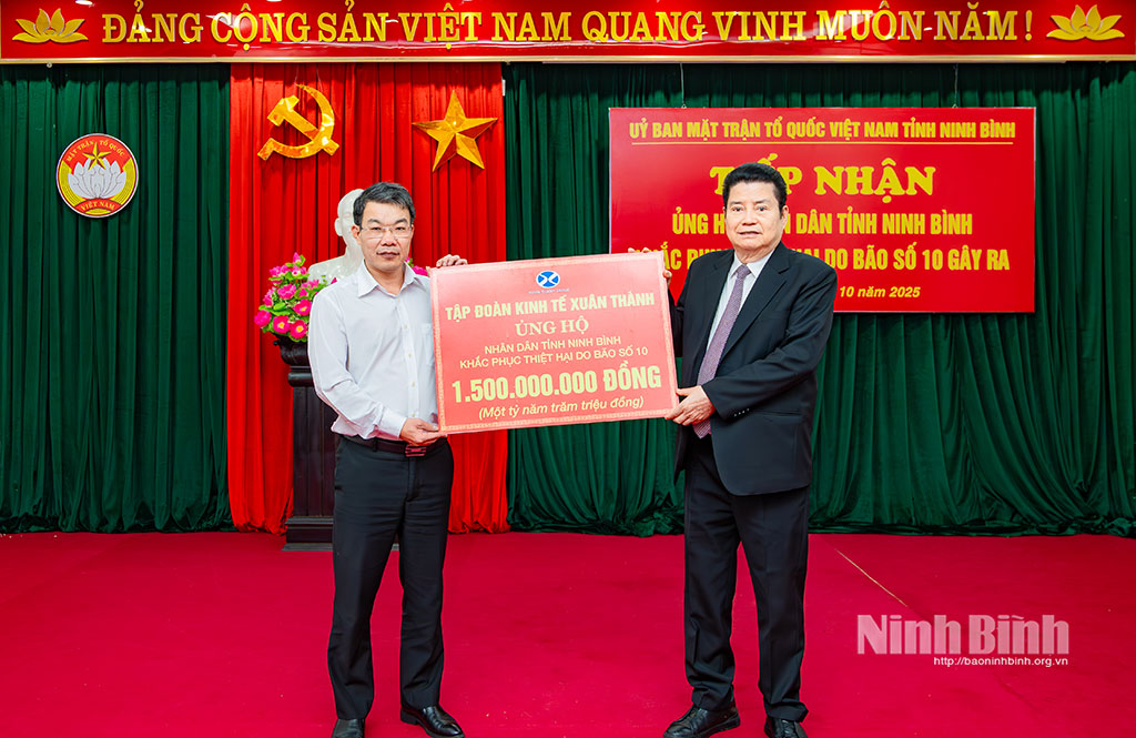 Tập đoàn kinh tế Xuân Thành ủng hộ nhân dân tỉnh Ninh Bình khắc phục thiệt hại do bão số 10. Ảnh: Ngọc Linh