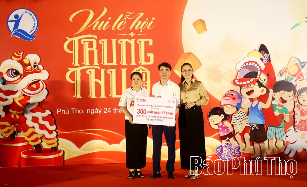 Trao 100 suất học bổng và 690 suất quà Trung thu cho trẻ em có hoàn cảnh khó khăn xã Văn Miếu