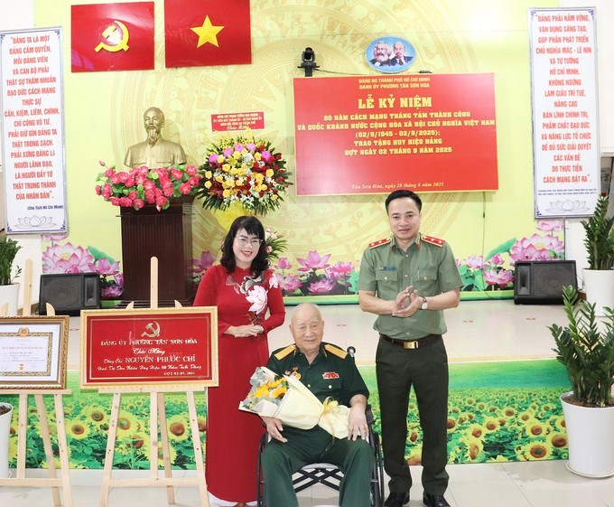 Trung tướng Mai Hoàng và đồng chí Trương Lê Mỹ Ngọc trao Huy hiệu 80 năm tuổi Đảng đến đồng chí Nguyễn Phước Chí