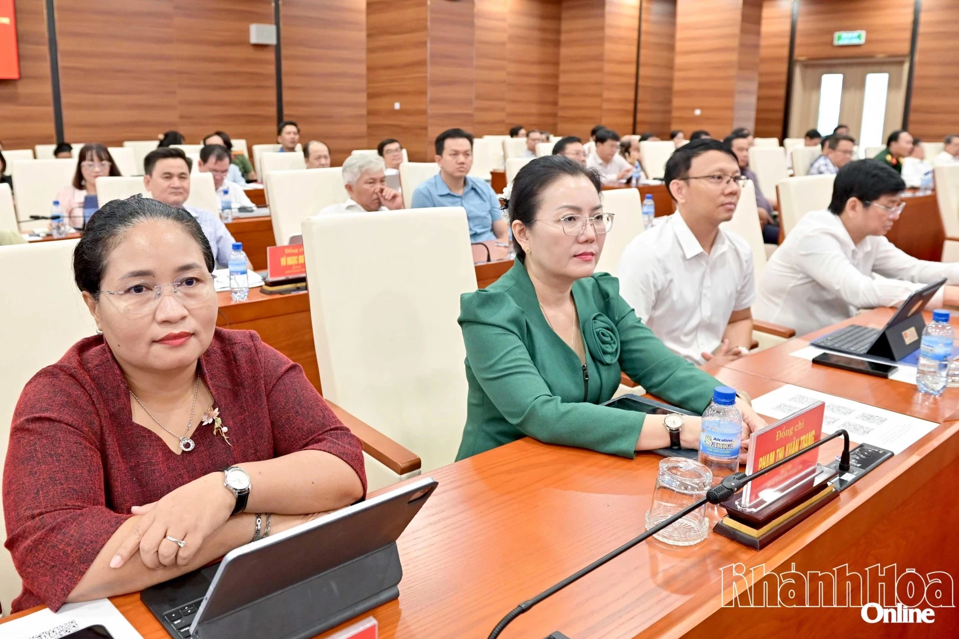 Các đại biểu tham dự hội nghị tại điểm cầu Tỉnh ủy Khánh Hòa.