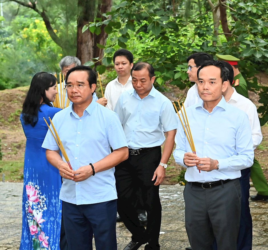 Đồng chí Trần Lưu Quang và đồng chí Nguyễn Văn Được cùng đoàn đại biểu dâng hương mộ phần các Anh hùng liệt sĩ. Ảnh: SGGP