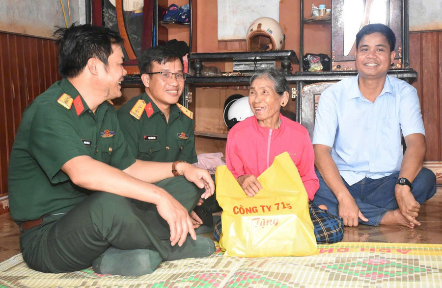 Công ty 715 phối hợp với cấp ủy, chính quyền các địa phương tổ chức đoàn thăm hỏi, động viên và trao tặng quà cho các gia đình thương binh, liệt sĩ, người có công với cách mạng. Ảnh: Nguyễn Công gen-h-z6842439013156-ddb3caf53beb604ac36c8a84d6ffd2cc.jpg