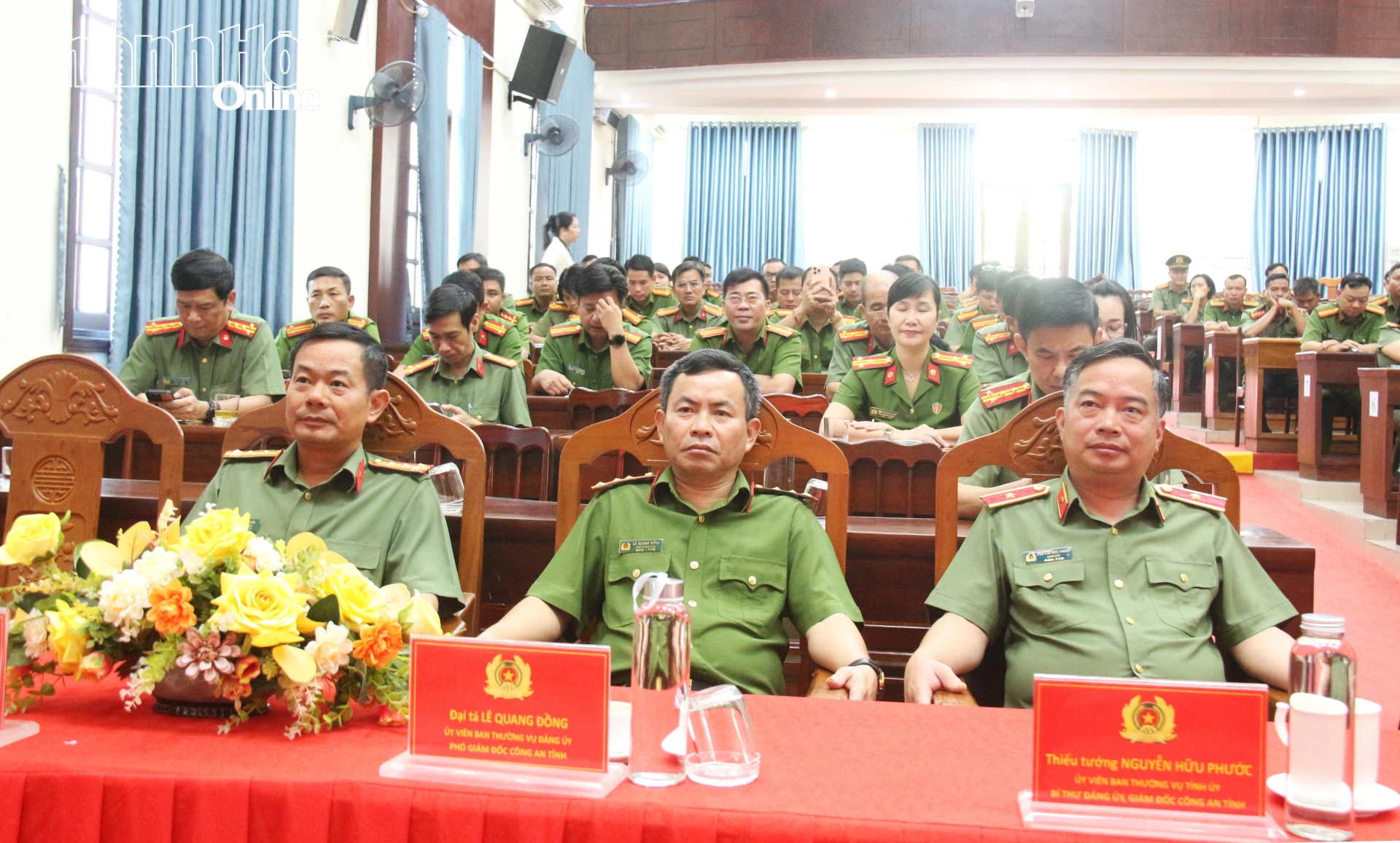 Thiếu tướng Nguyễn Hữu Phước và các đại biểu tham dự buổi lễ.