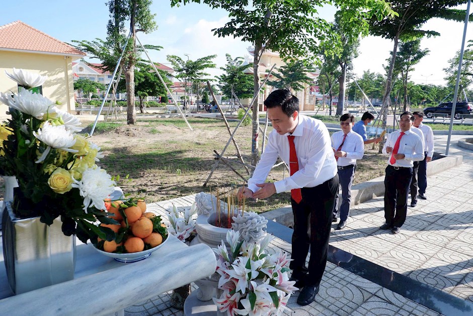 Đồng chí Đặng Minh Thông dâng hương tại đền thờ Anh hùng liệt sĩ Chiến khu Rừng Sác