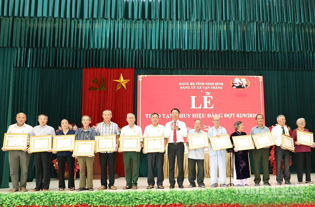 Đồng chí Trần Song Tùng, Ủy viên Ban Thường vụ Tỉnh ủy, Phó Chủ tịch Thường trực UBND tỉnh trao Huy hiệu Đảng cho các đảng viên 65 năm tuổi Đảng, 60 năm tuổi Đảng.