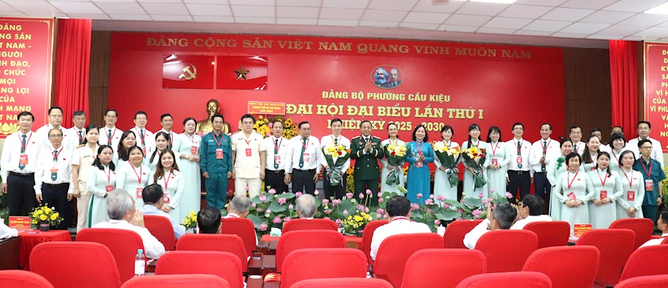 Đồng chí Trương Thị Bích Hạnh và Thiếu tướng Vũ Văn Điền chúc mừng Ban Chấp hành Đảng bộ phường Cầu Kiệu nhiệm kỳ 2025-2030