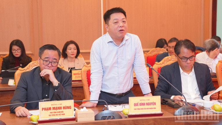 Đồng chí Quế Đình Nguyên, Phó Tổng Biên tập, Phó Bí thư Thường trực Đảng ủy Báo Nhân Dân phát biểu tại phiên họp. ndo_br_dsc04209.jpg