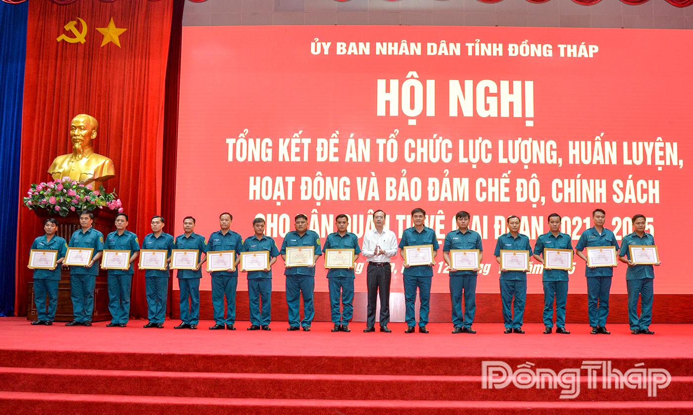 Đồng chí Trần Trí Quang trao Bằng khen UBND tỉnh cho các cá nhân có thành tích xuất sắc.