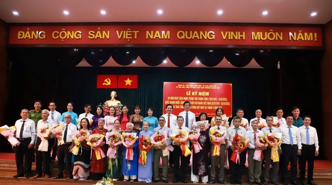 Các đảng viên phường Khánh Hội nhận Huy hiệu Đảng đợt 2/9