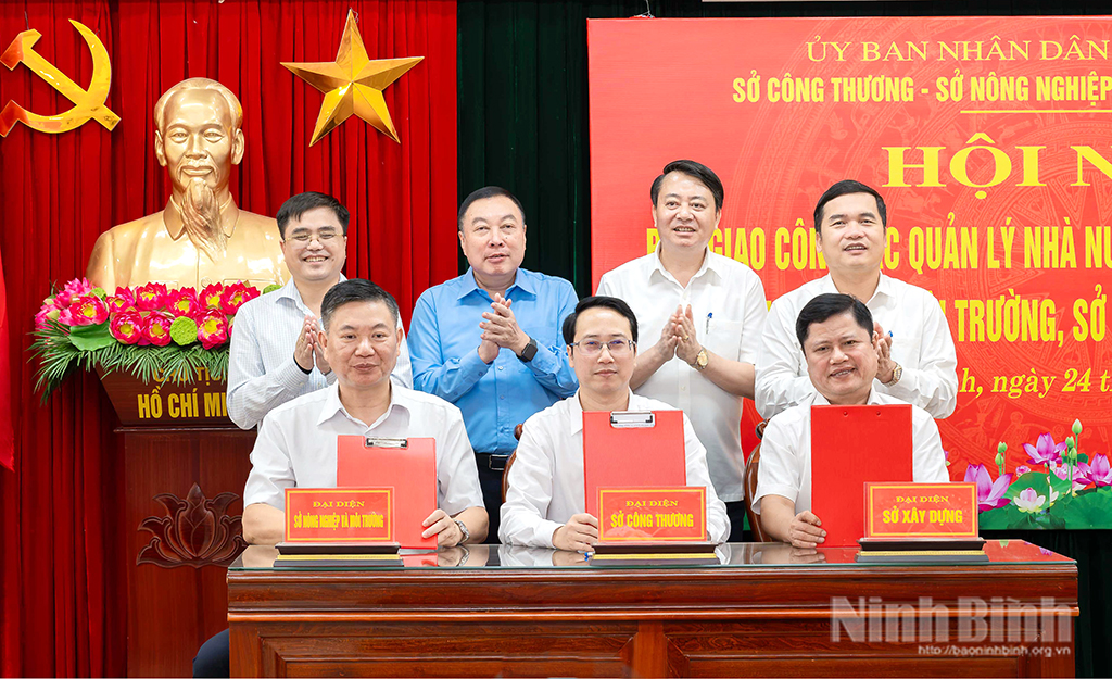 Đại diện các Sở: Nông nghiệp và Môi trường, Xây dựng, Công thương ký biên bản bàn giao chức năng, nhiệm vụ, hồ sơ, tài liệu và các nội dung có liên quan.