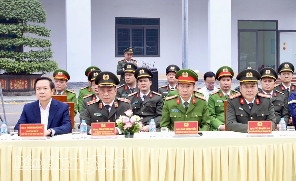 Đồng chí Phạm Quang Ngọc, Phó Bí thư Tỉnh ủy, Chủ tịch UBND tỉnh và các đại biểu tham dự lễ phát động.