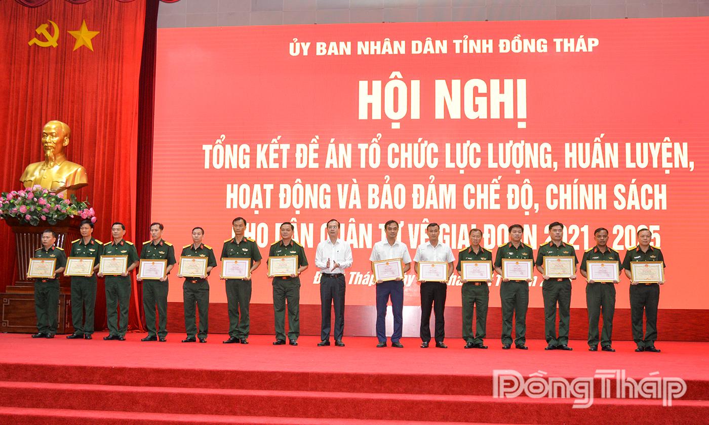 Đồng chí Trần Trí Quang trao Bằng khen UBND tỉnh cho các cá nhân có thành tích xuất sắc.