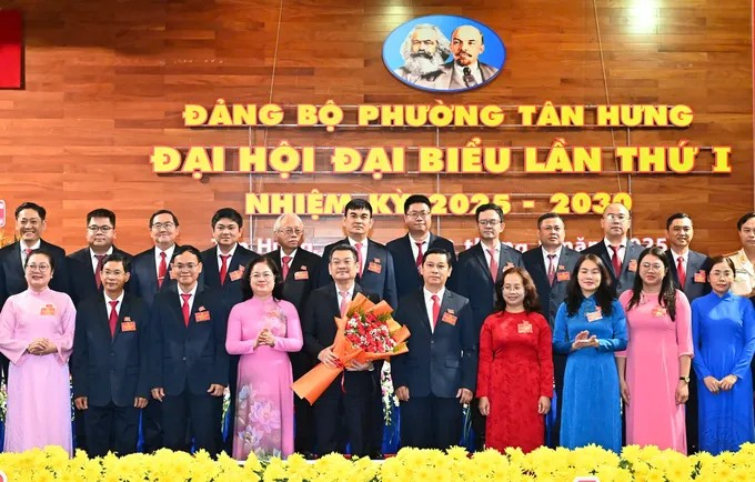 Đồng chí Nguyễn Thị Mỹ Hằng chúc mừng Ban Chấp hành Đảng bộ phường Tân Hưng, nhiệm kỳ 2025-2030. (Ảnh: SGGP)