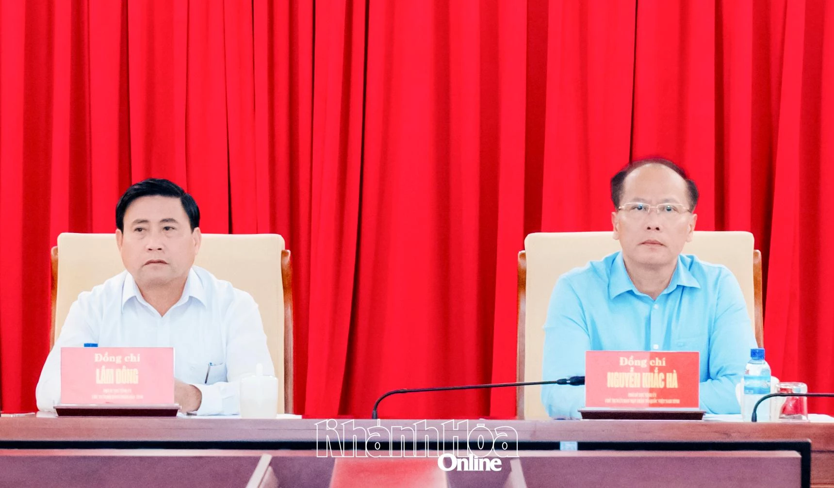 Các đồng chí: Lâm Đông, Nguyễn Khắc Hà chủ trì hội nghị.