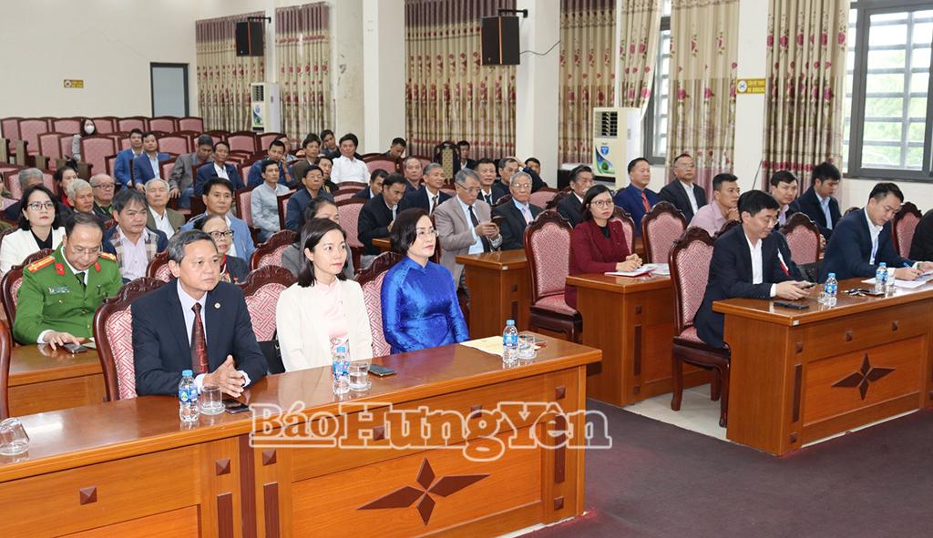 Các đại biểu dự lễ trao Huy hiệu Đảng cho các đảng viên. Ảnh: Việt Chiểu