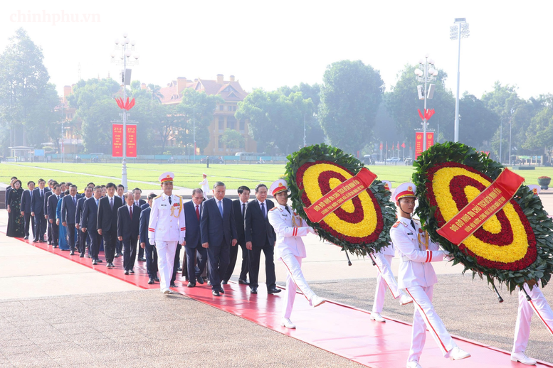 Kỷ niệm 79 năm Ngày Thương binh-Liệt sĩ: Lãnh đạo Đảng, Nhà nước tưởng niệm các Anh hùng liệt sĩ và viếng Chủ tịch Hồ Chí Minh- Ảnh 6.