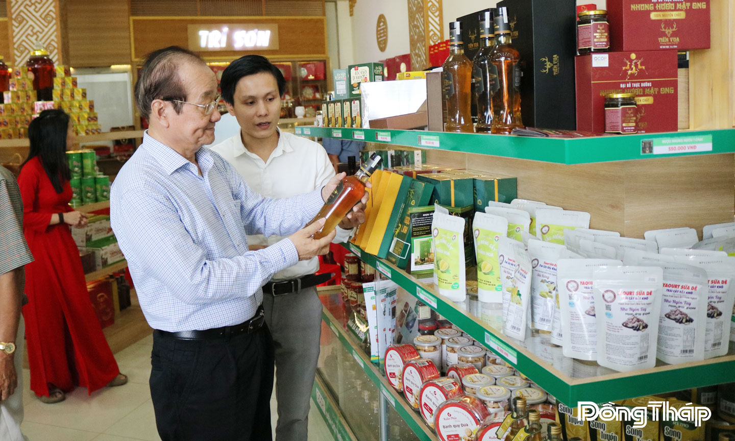 Đại biểu tham quan các sản phẩm OCOP được trưng bày tại Điểm giới thiệu và Bán sản phẩm OCOP tỉnh.