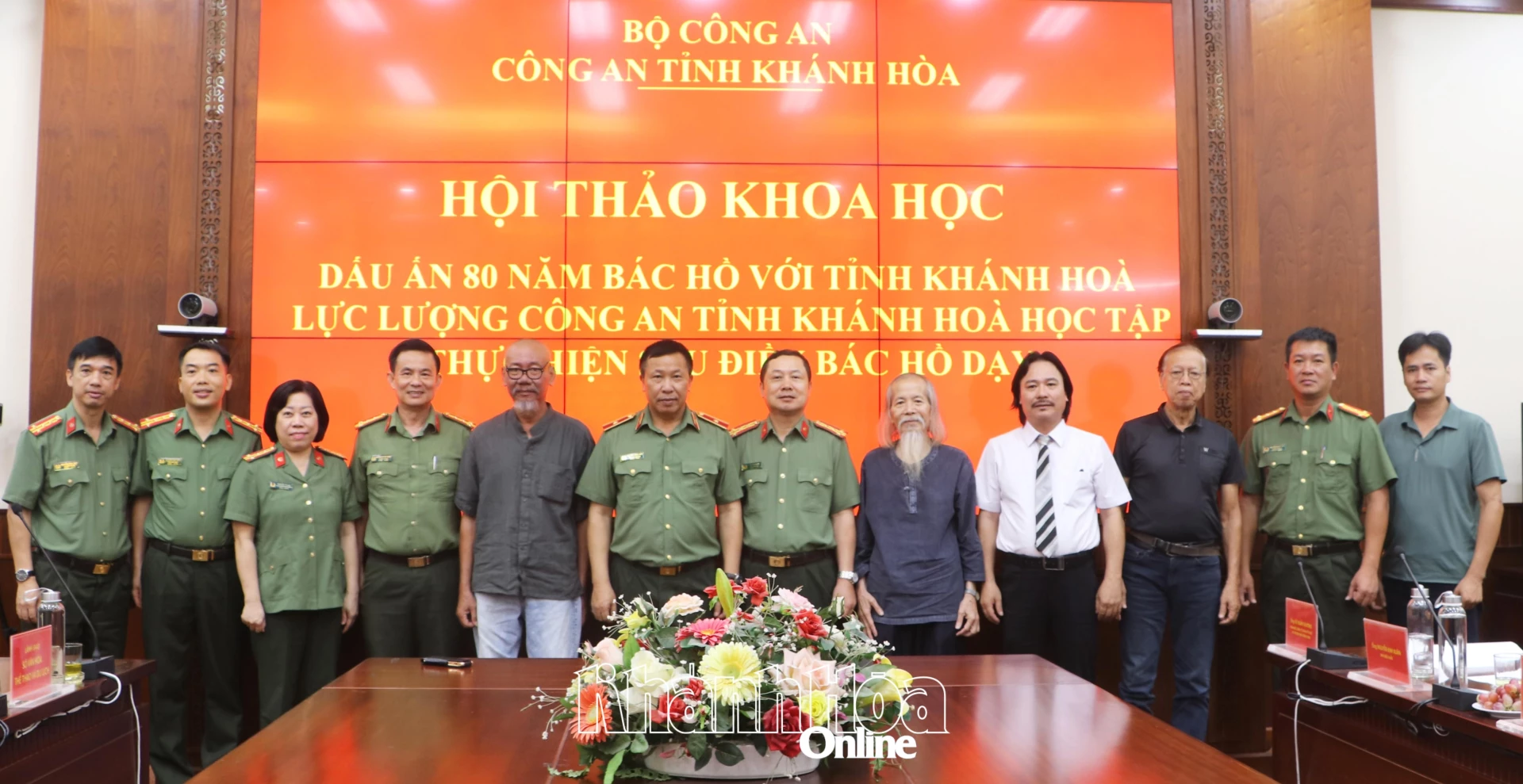 Các đại biểu chụp ảnh lưu niệm.
