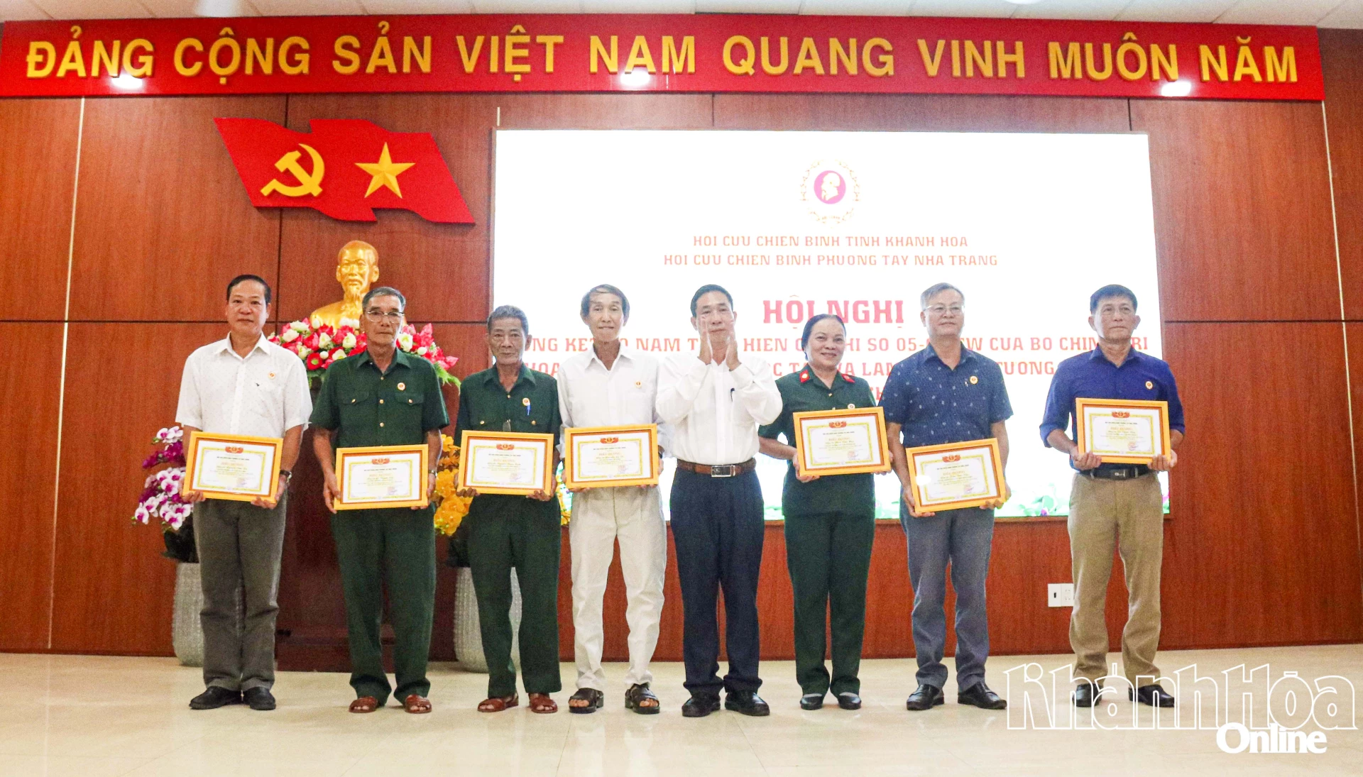 Lãnh đạo Hội Cựu chiến binh phường Tây Nha Trang trao biểu dương cho các cá nhân.