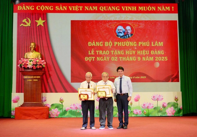 Đồng chí Lê Thanh Bình trao Huy hiệu Đảng đến các đảng viên