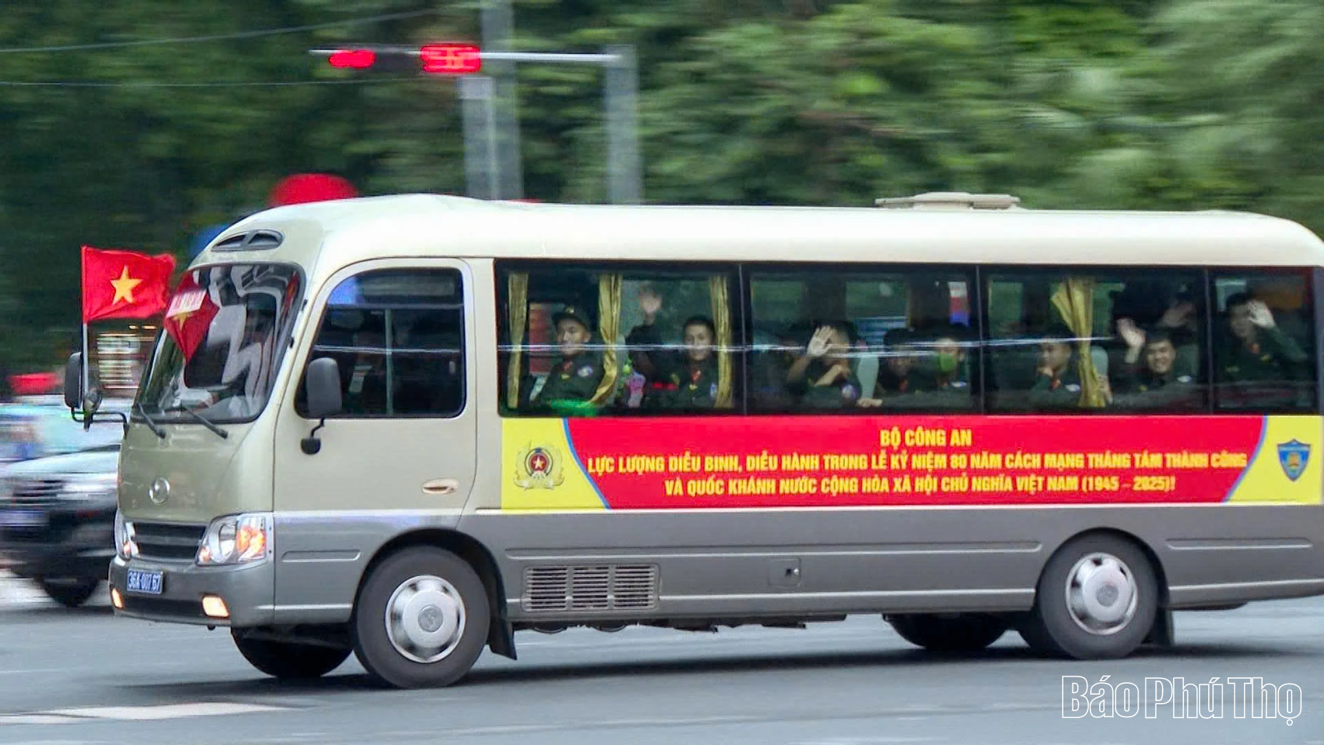 Người dân đổ kín đường chờ buổi sơ duyệt của Lễ diễu binh, diễu hành kỷ niệm 80 năm Quốc khánh 2/9