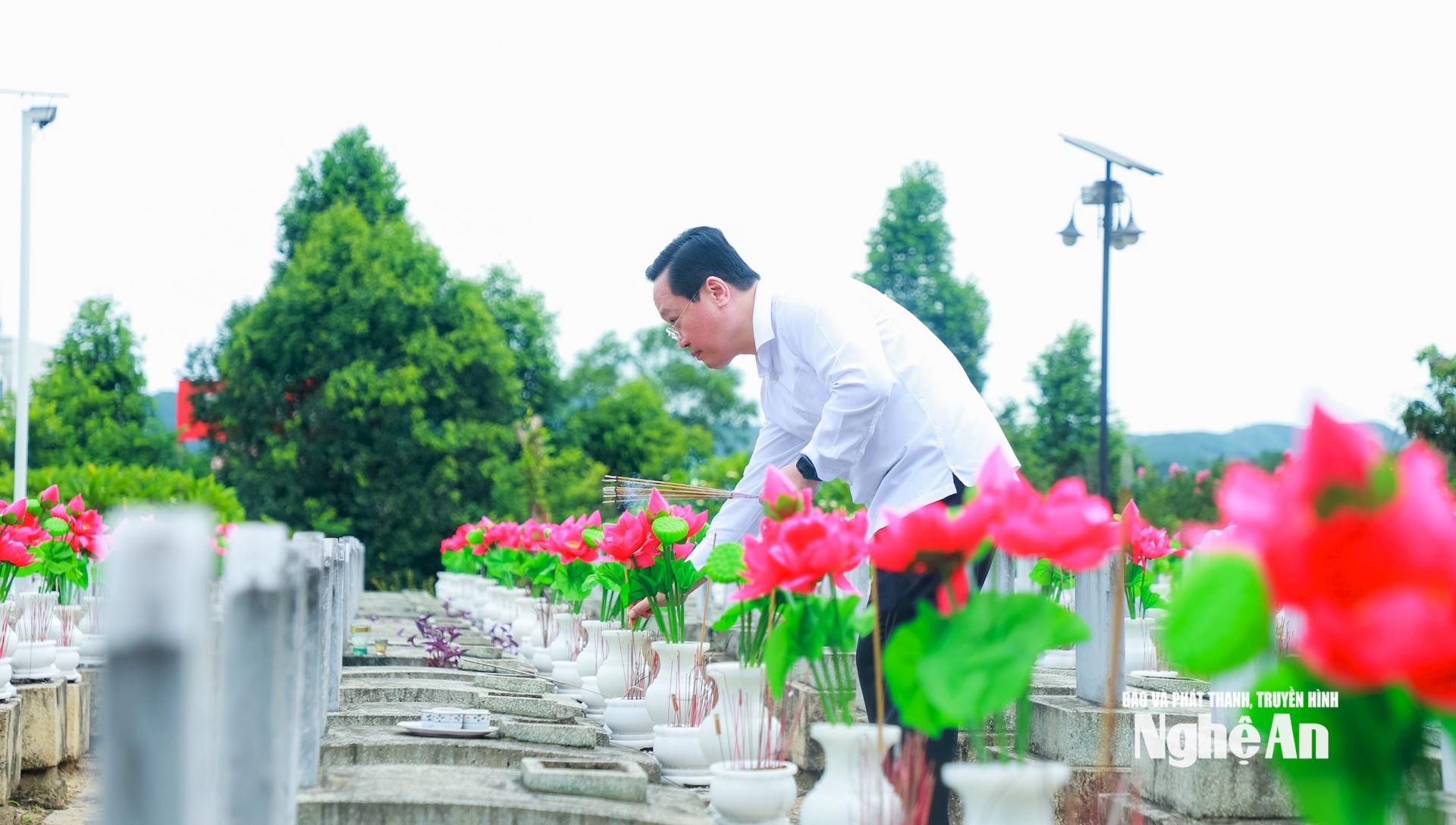 Đồng chí Nguyễn Đức Trung - Bí thư Tỉnh ủy Nghệ An thắp hương tại phần mộ các liệt sĩ ở Nghĩa trang liệt sĩ quốc tế Việt - Lào. Ảnh: Thành Duy