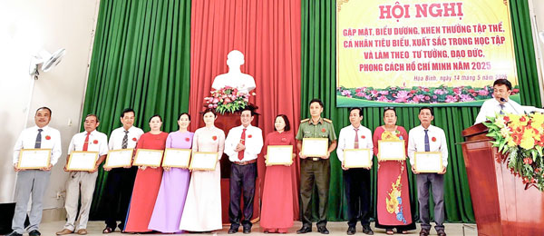 Đảng ủy xã Hòa Bình khen thưởng tập thể, cá nhân điển hình trong học tập, làm theo tư tưởng, đạo đức, phong cách Hồ Chí Minh.
