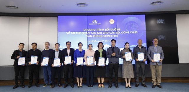 Bế giảng kh&oacute;a bồi dưỡng Tr&iacute; tuệ nh&acirc;n tạo (AI) cho c&aacute;n bộ, c&ocirc;ng chức Văn ph&ograve;ng Ch&iacute;nh phủ- Ảnh 2.
