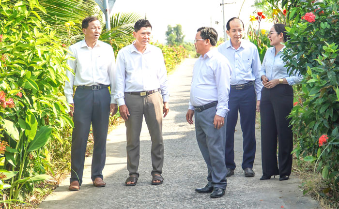 L&atilde;nh đạo Đảng ủy x&atilde; An Qui tham quan tuyến đường hoa tại ấp An Ninh.