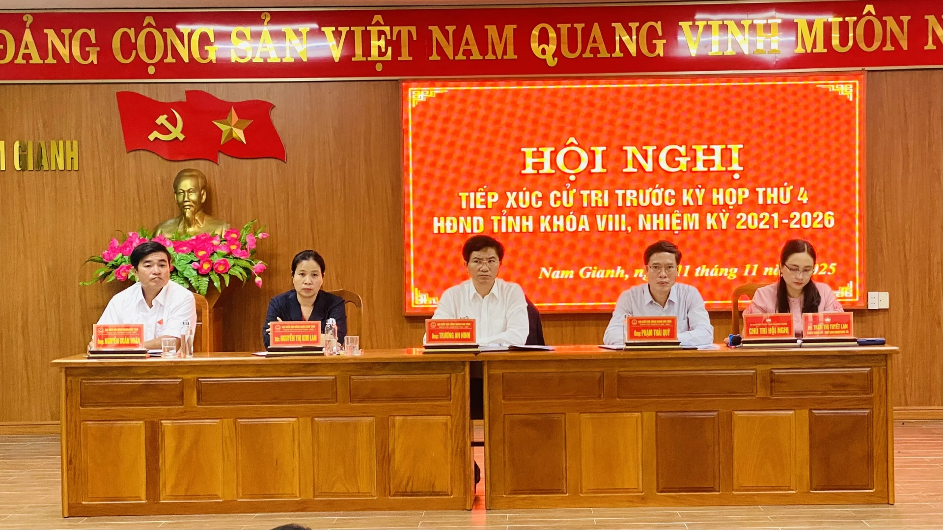 Các đồng chí trong tổ đại biểu số 4, HĐND tỉnh khóa VIII, nhiệm kỳ 2021 -2026 - Ảnh: N.L