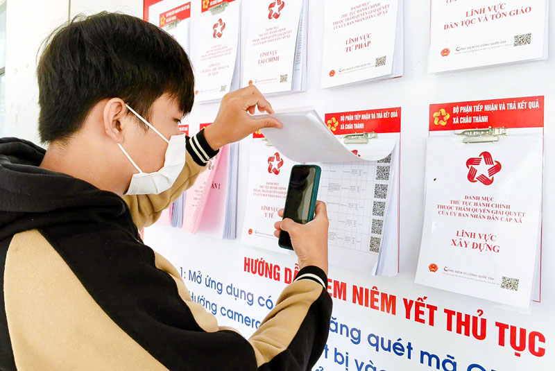 Người dân xã Châu Thành tra cứu thông tin thủ tục hành chính nhanh chóng,  thuận tiện thông qua mã QR được niêm yết tại Trung tâm Phục vụ hành chính công xã.    