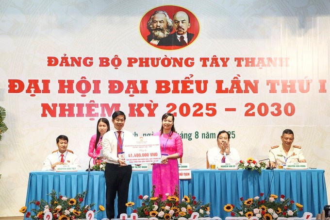 Lãnh đạo phường Tây Thạnh trao kinh phí ủng hộ tại đại hội