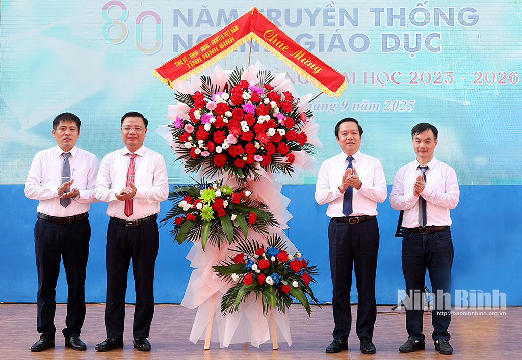 Đồng chí Phạm Quang Ngọc, Phó Bí thư Tỉnh ủy, Chủ tịch UBND tỉnh tặng hoa lẵng hoa tươi thắm chúc mừng Trường THPT chuyên Lê Hồng Phong nhân dịp khai giảng năm học mới.