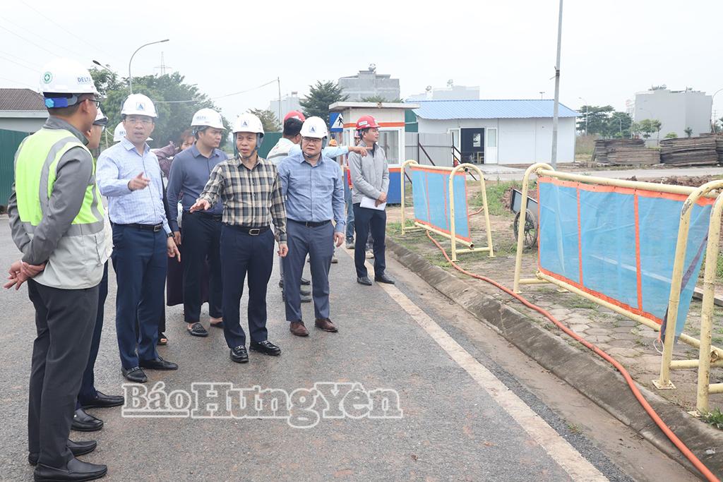 Đồng chí Phó Chủ tịch UBND tỉnh Lại Văn Hoàn kiểm tra tiến độ dự án khu nhà ở, dịch vụ khu công nghiệp Phố Nối (xã Nguyễn Văn Linh).