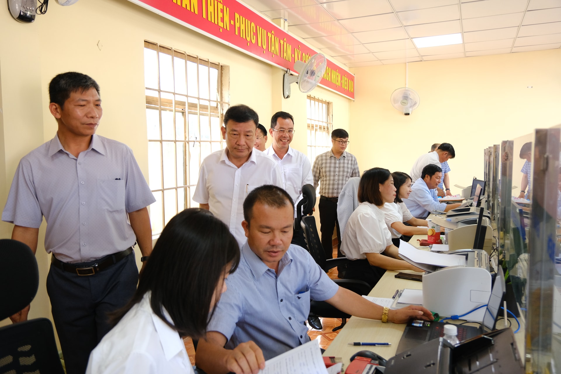 Phó Bí thư Tỉnh ủy Lâm Đồng kiểm tra thực tế hoạt động Trung tâm Phục vụ hành chính công xã Hòa Bắc