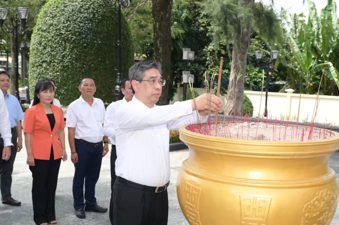 Đồng chí Nguyễn Phước Lộc dâng nén hương thơm tưởng nhớ Anh hùng lực lượng vũ trang nhân dân Võ Thị Sáu. (Ảnh: SGGP)