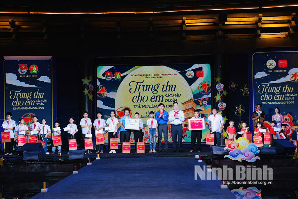 Đồng chí Nguyễn Minh Triết, Ủy viên dự khuyết Trung ương Đảng, Bí thư Thường trực Trung ương Đoàn và đồng chí Trần Đăng Quỳnh, Ủy viên dự khuyết Trung ương Đảng, Phó Bí thư Thường trực Tỉnh ủy trao quà cho các em thiếu nhi tại chương trình.