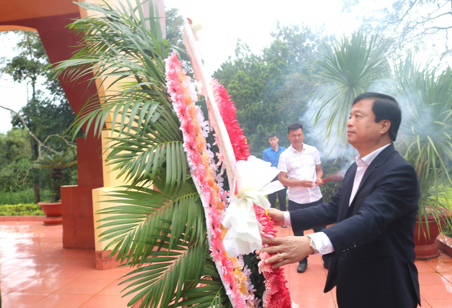 Phó Chủ tịch Thường trực UBND tỉnh Nguyễn Tuấn Thanh và các thành viên trong đoàn dâng hoa, dâng hương tại Đài tưởng niệm các Anh hùng liệt sĩ xã Chư Păh. Ảnh: Bình Dương hinh-1-pct-tt-nguyen-tuan-thanh-dang-hoa-tai-dai-tuong-niem-anh-hung-liet-si-xa-chu-pah.jpg