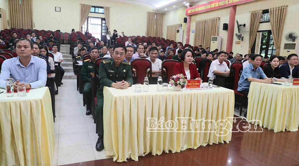 Các đại biểu dự lễ khai giảng.